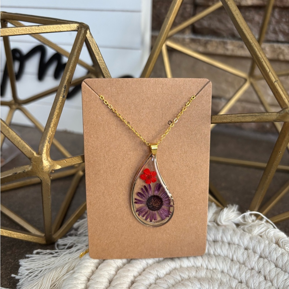 Natural flowers resin pendant and gold chain